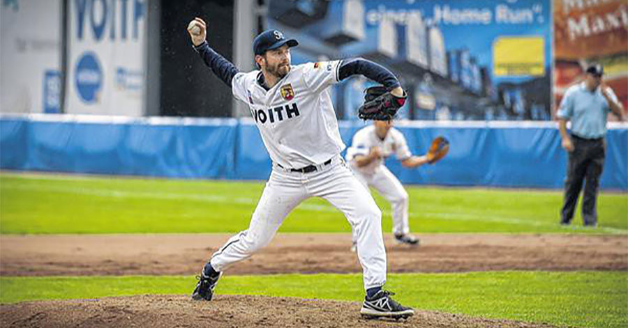 Foto: Foto: Archiv/Oliver Vogel Bild: Bärenstarker Auftritt im zweiten Spiel: hsb-Pitcher Tyler Lockwood fegte zehn Bonner per Strike-out von der Platte und ließ nur drei Hits zu. 