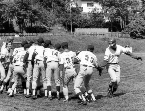 Jahnplatz 1994_Thomas Kess klatscht Team ab_HZ